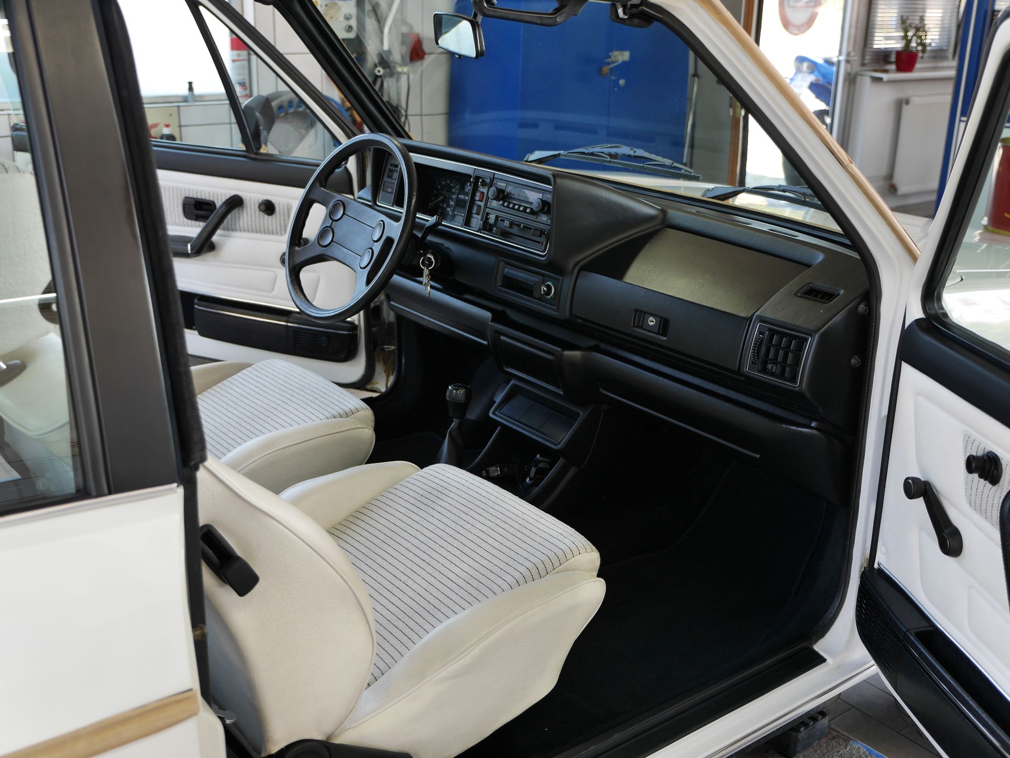AUTO INNENRAUM AUFBEREITUNG - EXTREMBEISPIEL VW GOLF V / Innenraum reinigen  und aufbereiten 