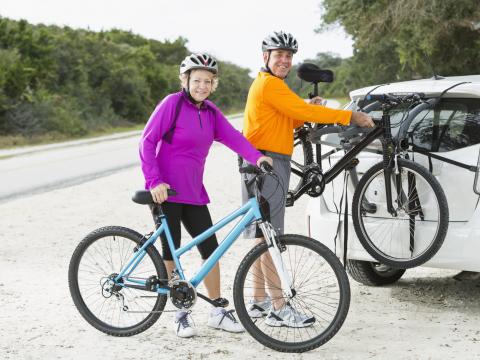 Zwei Senioren mit ihren Fahrrädern 