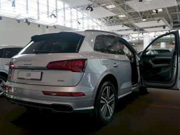 Audi Q5 Florettsilber metallic Reimport weiß Auto Till Höhenkirchen freie Werkstatt